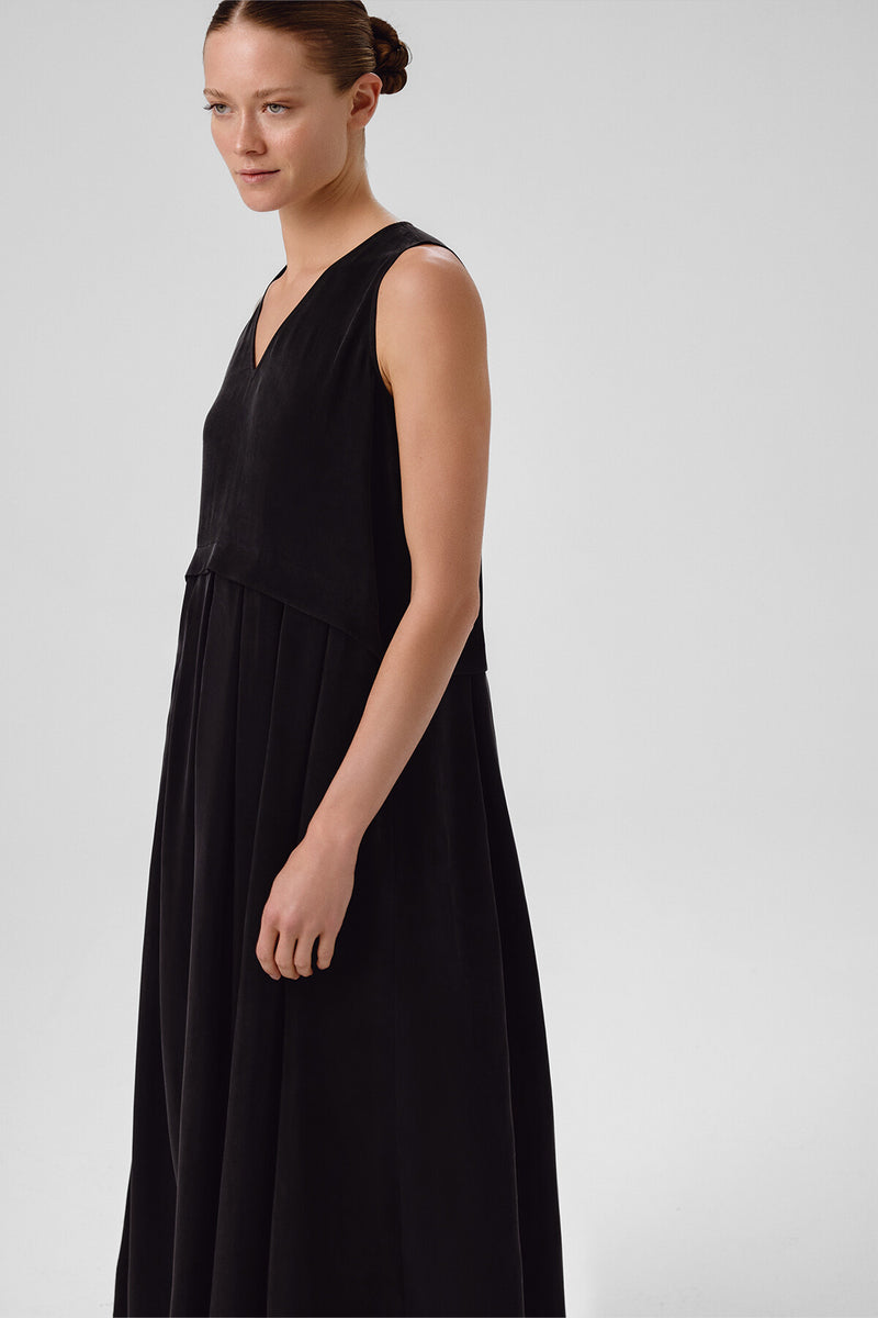 Black Pleated Sleeveless Long Dress