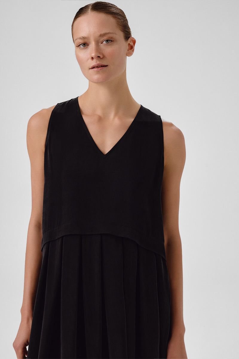 Black Pleated Sleeveless Long Dress