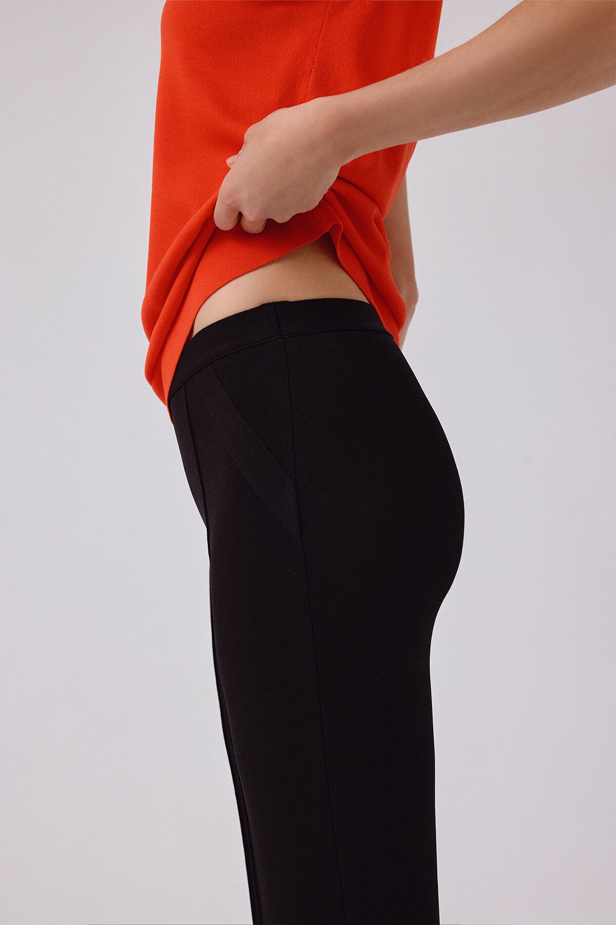 Women's Pants with Black Nervure Stitching and Pocket Details