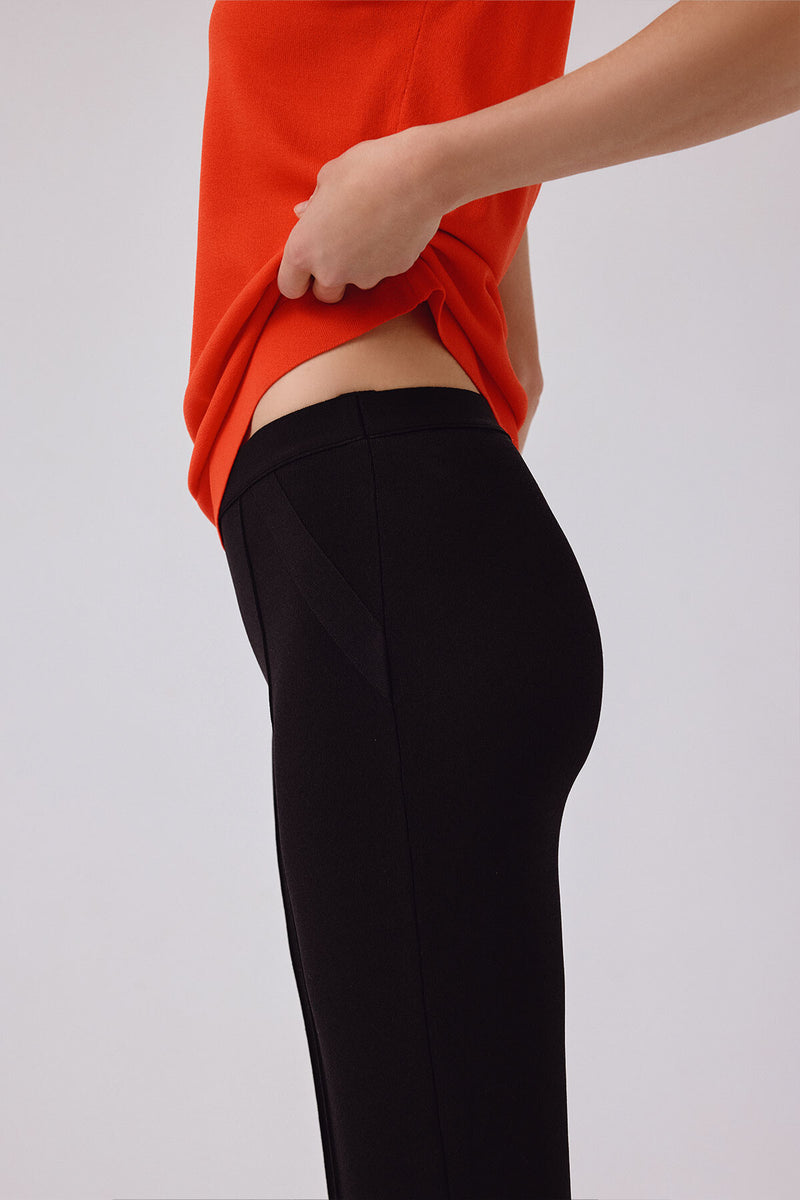 Women's Pants with Black Nervure Stitching and Pocket Details