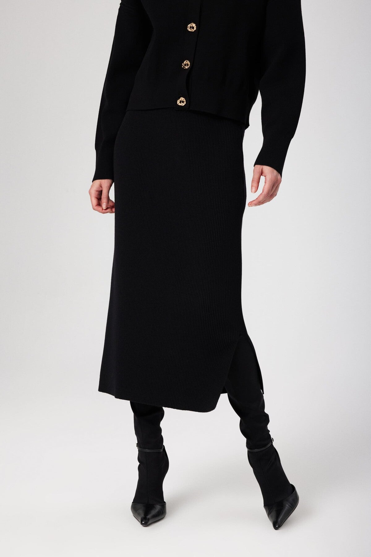 Black Ribbed Mid-Length Knit Skirt with Slit