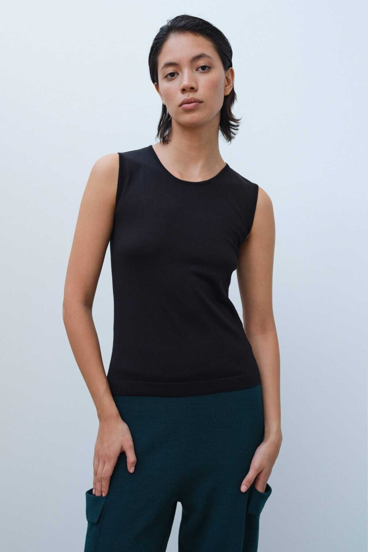 Black Sleeveless Knit Women's Athletic Top