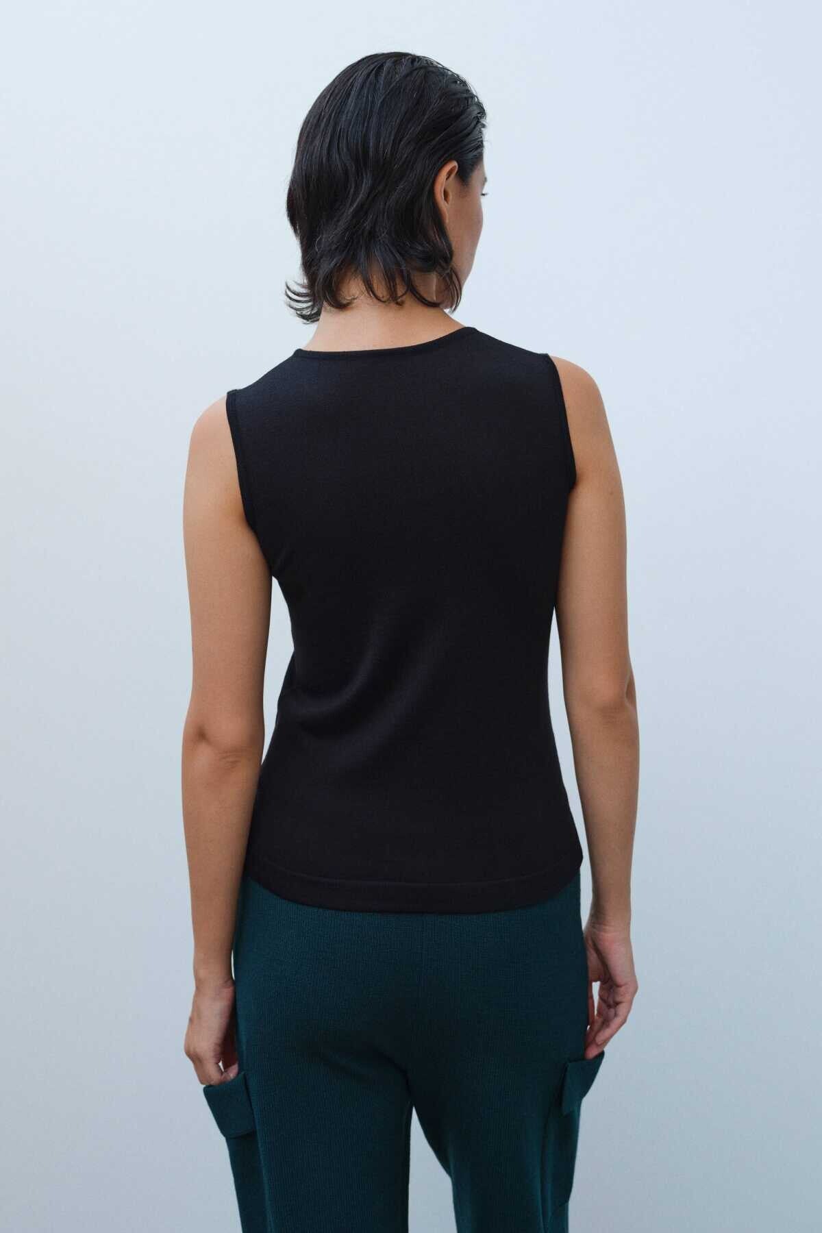 Black Sleeveless Knit Women's Athletic Top